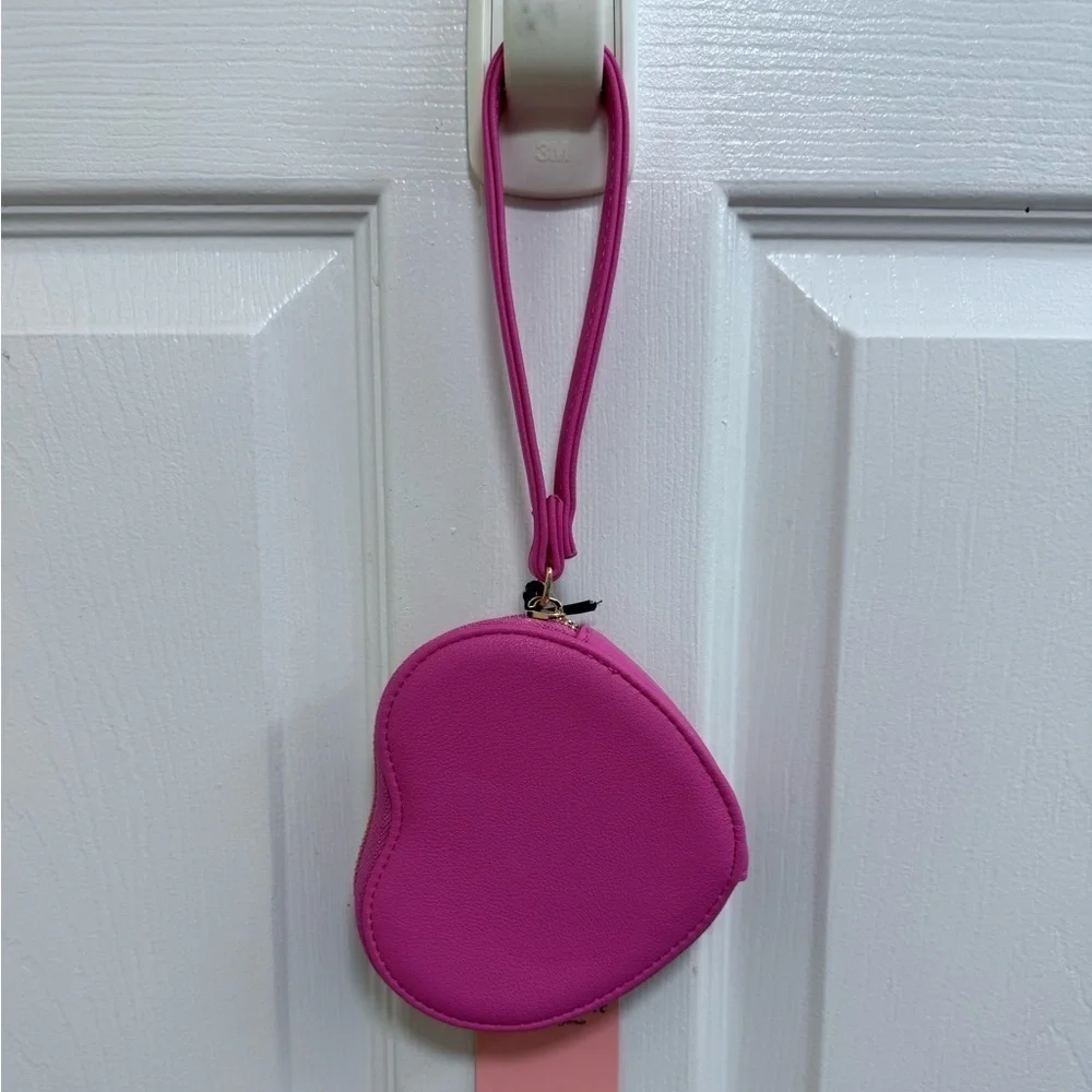 NWT Juicy Couture Juicy Kingdom Heart Zip Around in Pink 💕